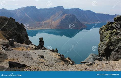 Der Tianchi-See! Ein magischer Kratersee mit mystischer Schönheit und legendären Geschichten.